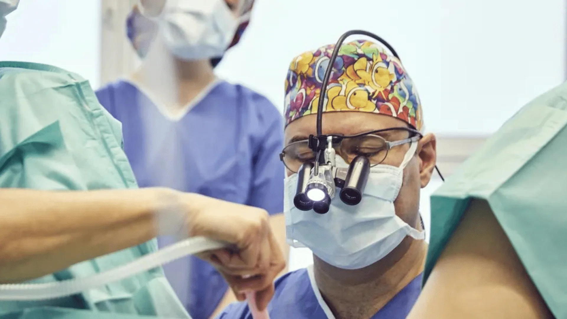 Dr. med. Stephan Günther mit Lupenbrille und OP-Stirnlampe während eines intimchirurgischen Eingriffs in Düsseldorf